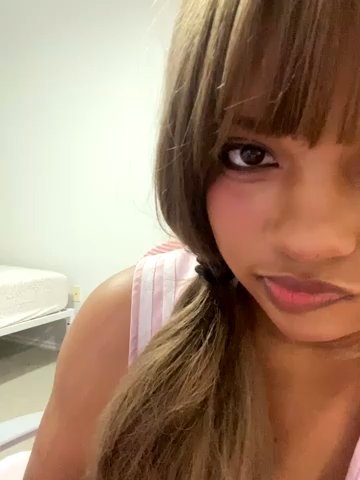 AwkwardJasminee live cam screenshot female from United States on Wobip – Live Webcams, Clips & GIFs — screenshot #1